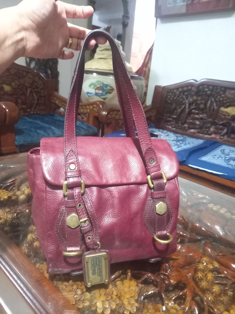 Original Marc jacobs (Category: Luxury Bags & Wallets) located in General Trias. Submitted by smyls (Listing ID 1337205393, Image 1). Description: Original Pure leather color wine red Issue kulang ng stud stud sa harap My konting kulang un rubber pero hondi nman halata. Mahal nito sa ebay Pm for more pics.