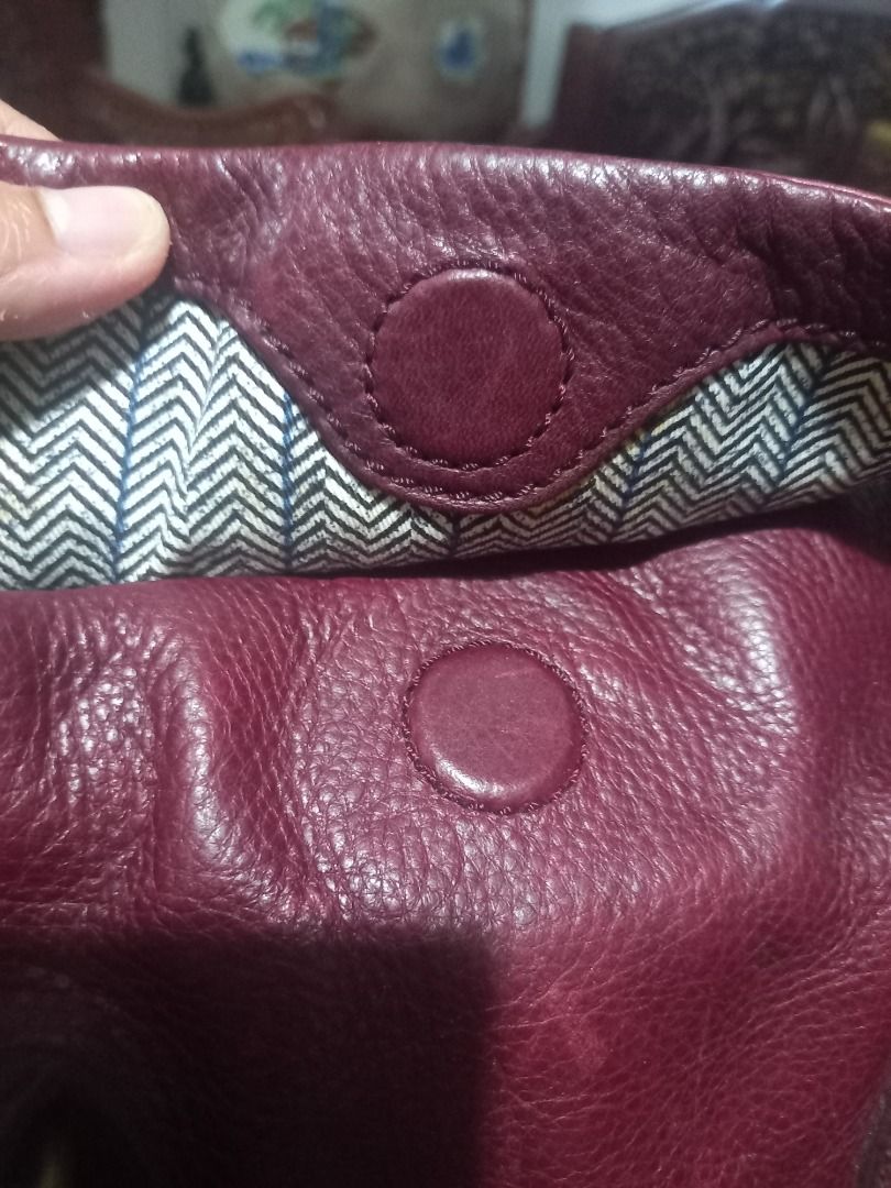 Original Marc jacobs (Category: Luxury Bags & Wallets) located in General Trias. Submitted by smyls (Listing ID 1337205393, Image 2). Description: Original Pure leather color wine red Issue kulang ng stud stud sa harap My konting kulang un rubber pero hondi nman halata. Mahal nito sa ebay Pm for more pics.