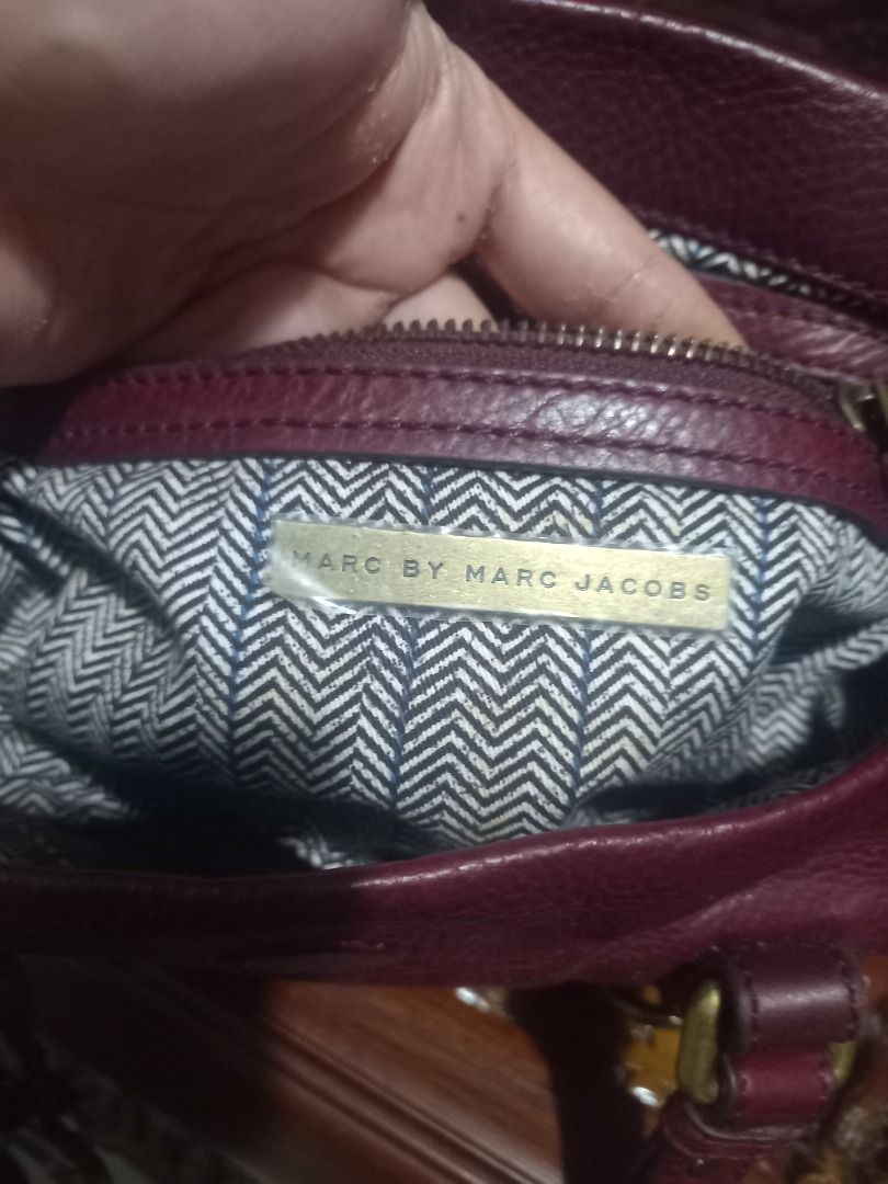 Original Marc jacobs (Category: Luxury Bags & Wallets) located in General Trias. Submitted by smyls (Listing ID 1337205393, Image 3). Description: Original Pure leather color wine red Issue kulang ng stud stud sa harap My konting kulang un rubber pero hondi nman halata. Mahal nito sa ebay Pm for more pics.