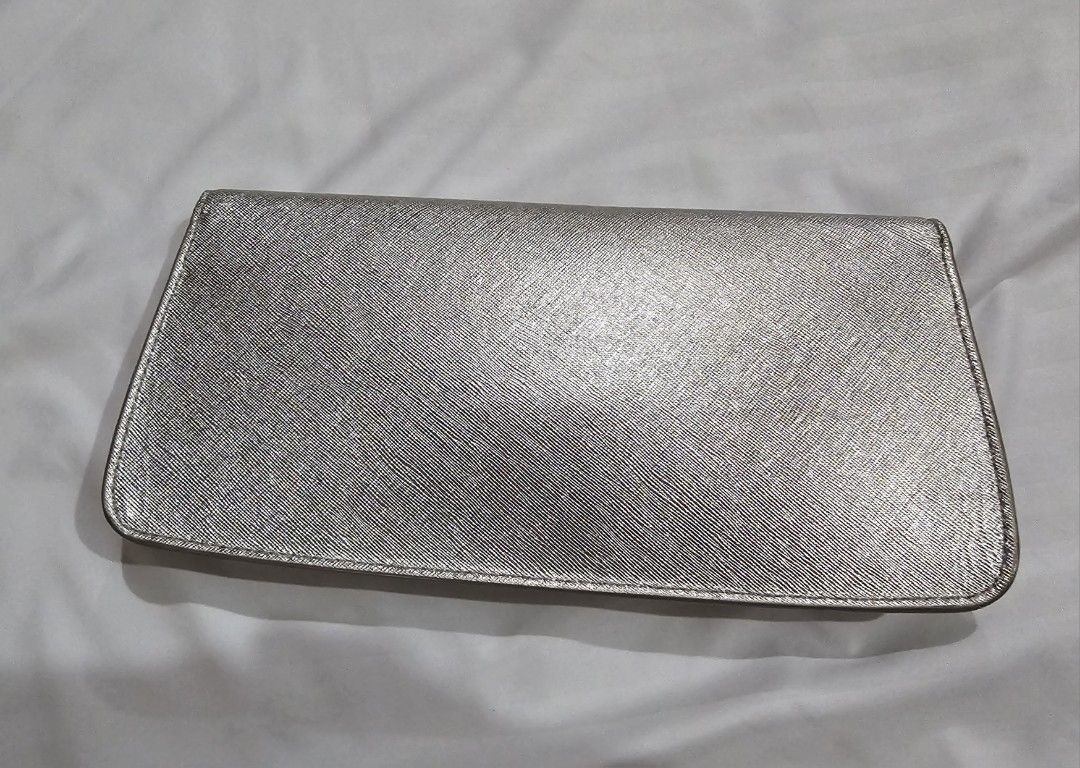 Original Tory Burch clutch (Category: Luxury Bags & Wallets) located in Makati City. Submitted by mabelle123 (Listing ID 1337114672, Image 2). Description: The perfect special occasion bag..28.5cm base..silver and gold clutch, versatile. I'm giving the chain which is a perfect match to the hardware..