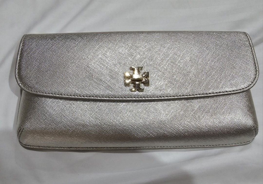Original Tory Burch clutch (Category: Luxury Bags & Wallets) located in Makati City. Submitted by mabelle123 (Listing ID 1337114672, Image 1). Description: The perfect special occasion bag..28.5cm base..silver and gold clutch, versatile. I'm giving the chain which is a perfect match to the hardware..