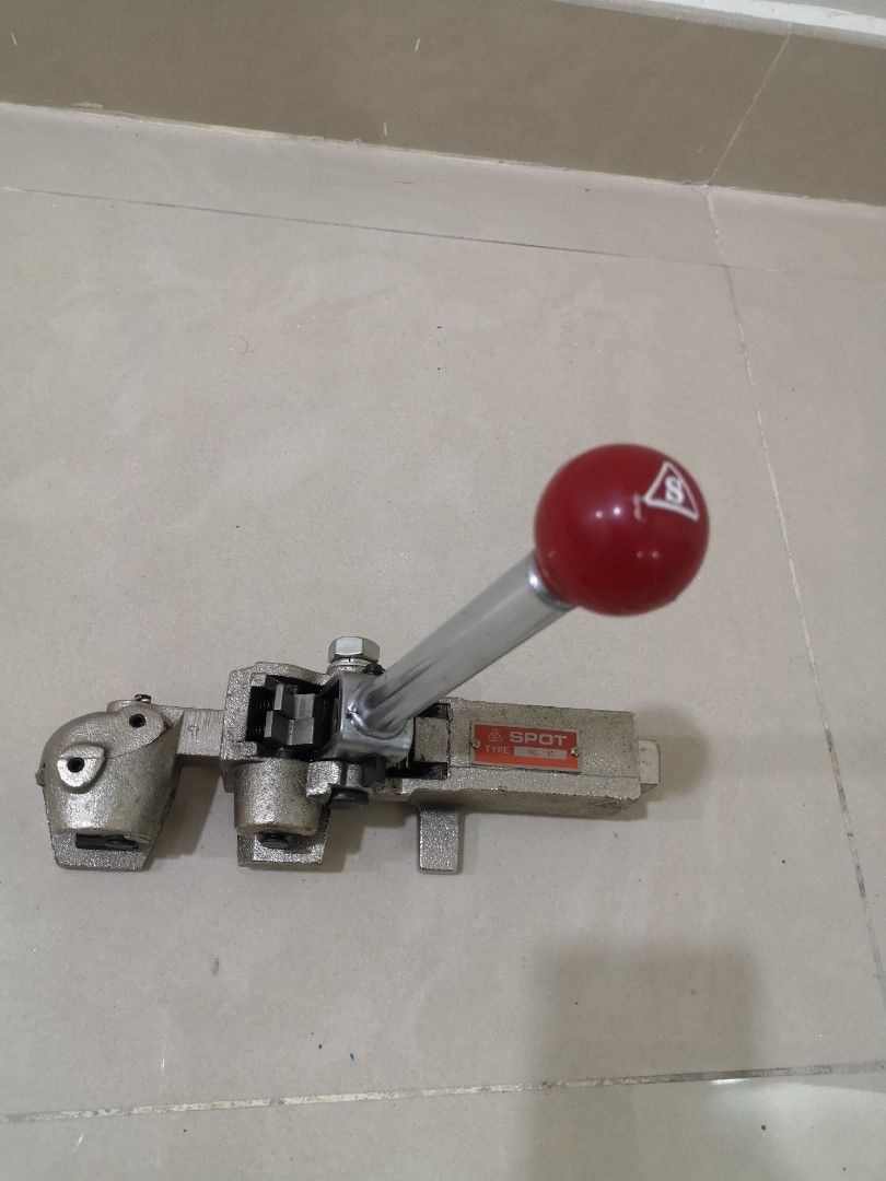 Packaging tool (Category: Others) located in Kuala Lumpur. Submitted by ysf4999 (Listing ID 1337081663, Image 1). Description: Branded manual strapping tool. Packaging machine only..