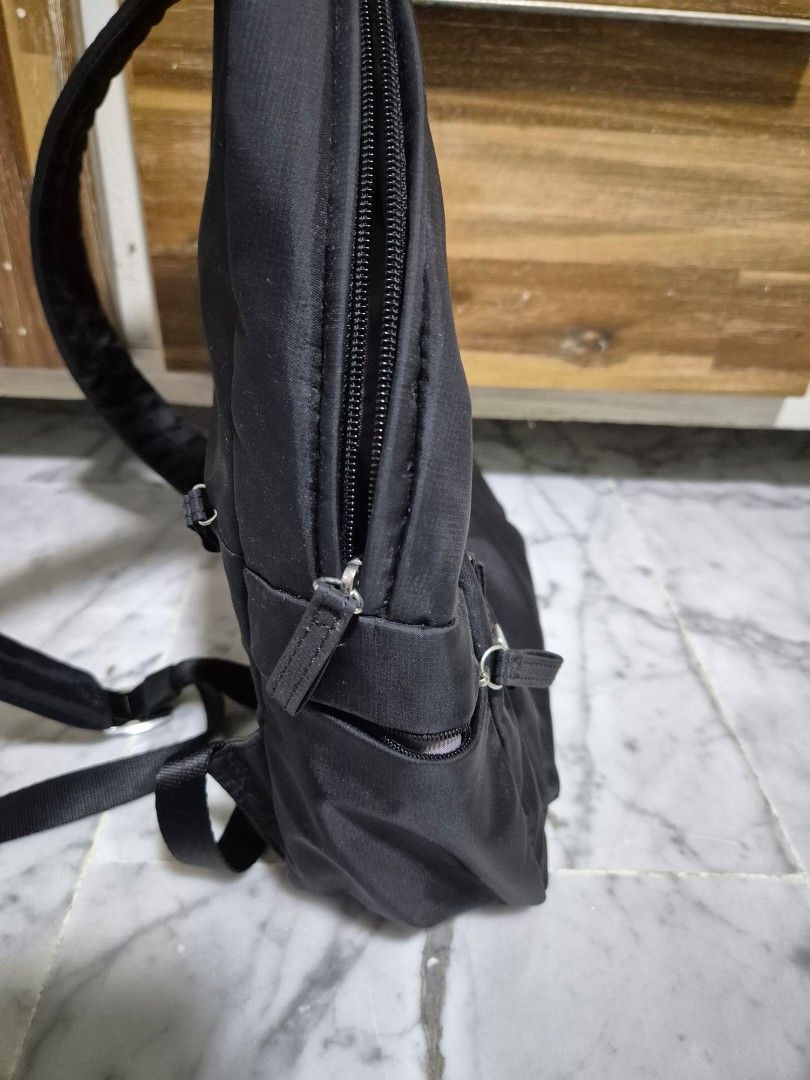 Samsonite Backpack (Category: Backpacks) located in Singapore. Submitted by piglet2006 (Listing ID 1337092593, Image 3). Description: Samsonite backpack.