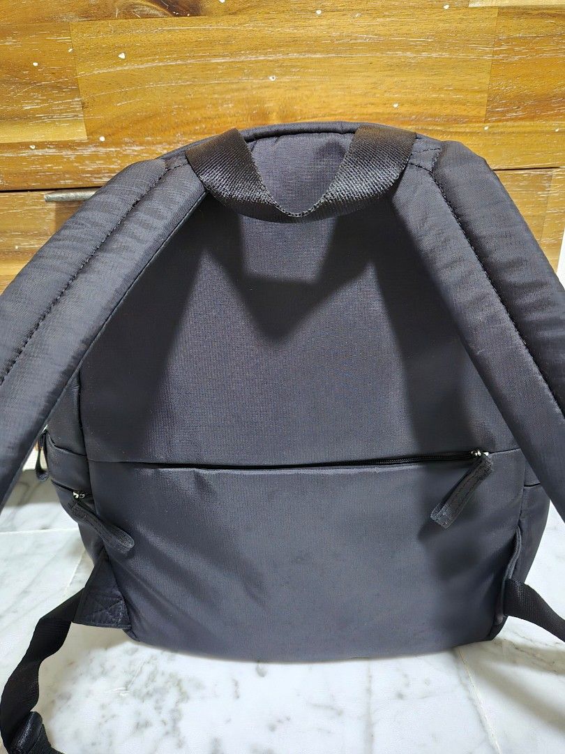 Samsonite Backpack (Category: Backpacks) located in Singapore. Submitted by piglet2006 (Listing ID 1337092593, Image 2). Description: Samsonite backpack.