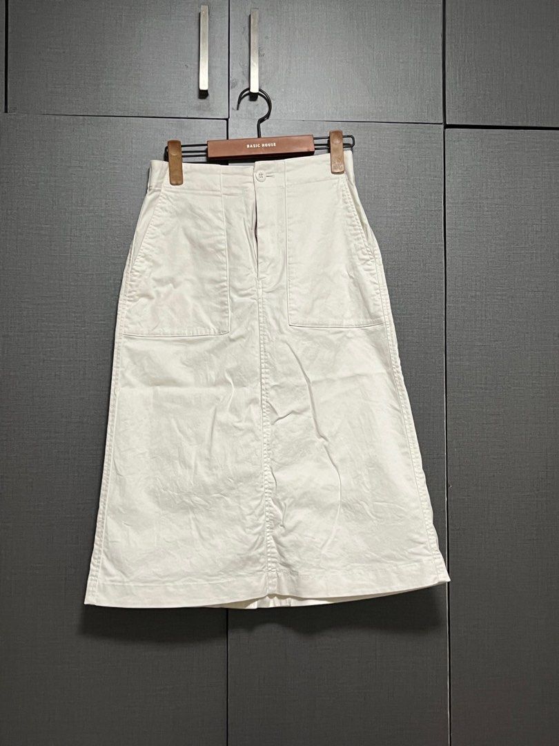 Uniqlo White Midi Structured Skirt (Category: Skirts) located in Makati City. Submitted by _makeroom (Listing ID 1337058265, Image 1). Description: waist 60-66 cm.