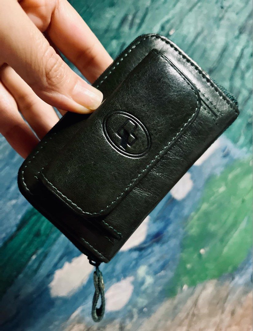Wallet Vintage (Category: Wallets & Card holders) located in Antipolo. Submitted by MSelection (Listing ID 1337236726, Image 1). Description: Genuine Leather.
