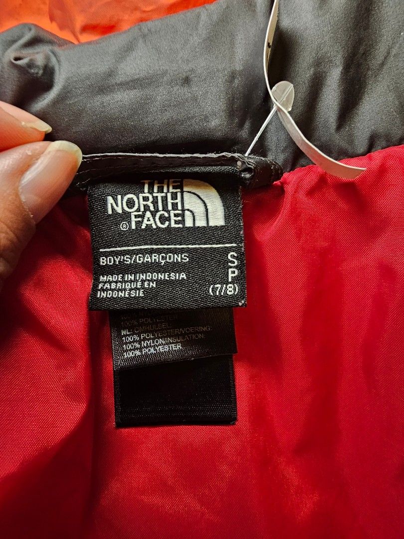 Winter Ski Jacket (Category: Babies & Kids Fashion) located in Singapore. Submitted by vinsg (Listing ID 1337182113, Image 2). Description: One will never go wrong with The North Face Ski Jacket. Hyvent waterproof outer shell with down inner (detachable) Bright colour, easy spot your lovely kids in the slope..