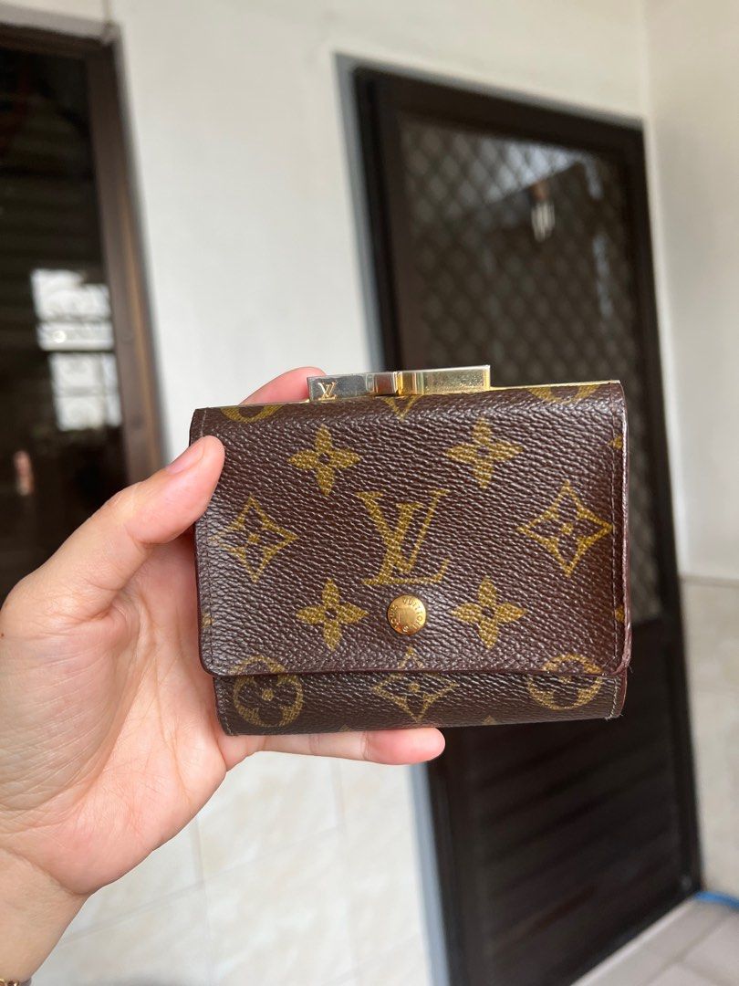 Authentic lv louis vuitton kisslock small wallet (Category: Luxury Bags & Wallets) located in Caloocan City. Submitted by alavishglam (Listing ID 1334130238, Image 1). Description: .