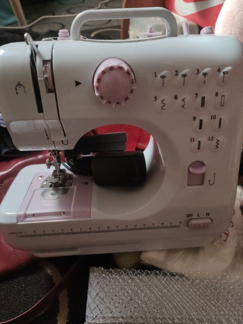 Automatic Sewing Machine (Category: Craft Supplies & Tools) located in Makati City. Submitted by yessified (Listing ID 1334012476, Image 1). Description: Rfs: wala ng time kase nagstart na ung sem and d ko rin alam gamitin.