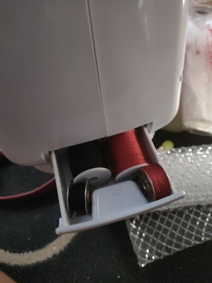 Automatic Sewing Machine (Category: Craft Supplies & Tools) located in Makati City. Submitted by yessified (Listing ID 1334012476, Image 3). Description: Rfs: wala ng time kase nagstart na ung sem and d ko rin alam gamitin.