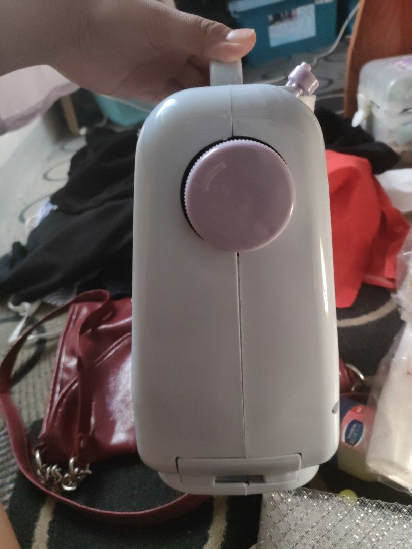 Automatic Sewing Machine (Category: Craft Supplies & Tools) located in Makati City. Submitted by yessified (Listing ID 1334012476, Image 2). Description: Rfs: wala ng time kase nagstart na ung sem and d ko rin alam gamitin.