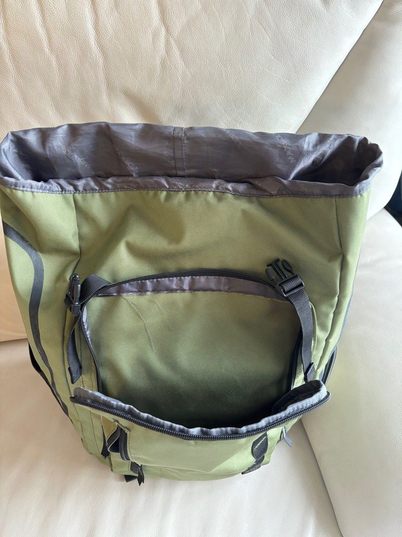 Backpack （分類：背包）位於 Hong Kong。 由 au123 提交（商品編號 1334045916，圖片 4）。簡介： The size 高H:43cm 濶W:30cm 深D18cm New Multifunctional backpack 。