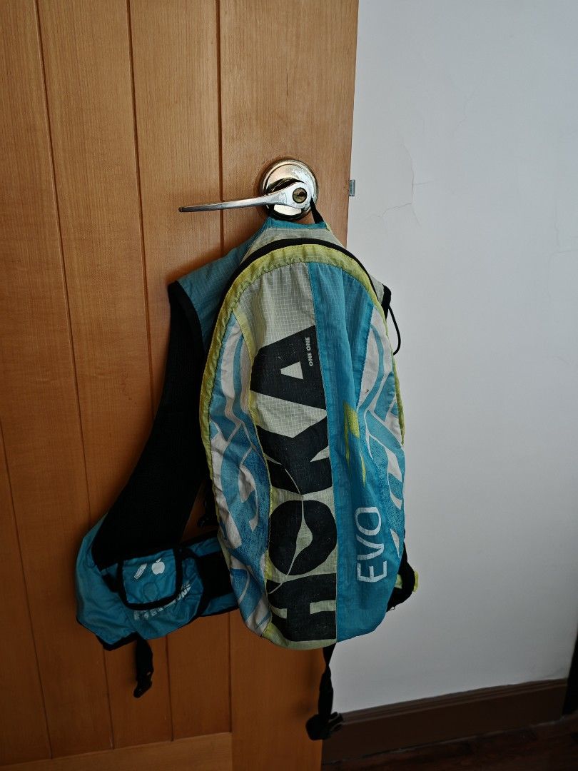 Backpack （分類：背包）位於 Hong Kong。 由 garden19 提交（商品編號 1334162563，圖片 5）。簡介： HOKA light weight backpack. Has some scratches. Has a mini hole on the outside surface. Many functional compartments.。