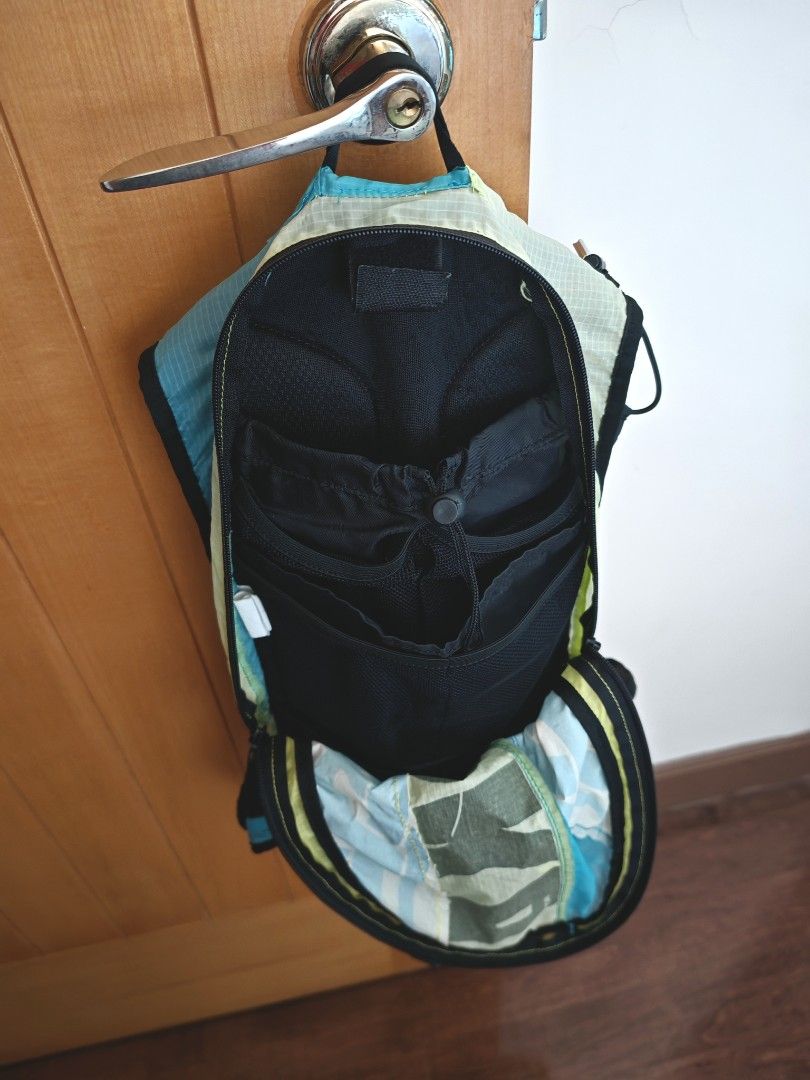Backpack （分類：背包）位於 Hong Kong。 由 garden19 提交（商品編號 1334162563，圖片 3）。簡介： HOKA light weight backpack. Has some scratches. Has a mini hole on the outside surface. Many functional compartments.。