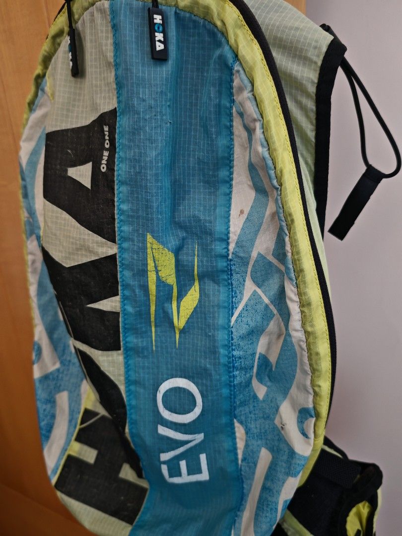 Backpack （分類：背包）位於 Hong Kong。 由 garden19 提交（商品編號 1334162563，圖片 7）。簡介： HOKA light weight backpack. Has some scratches. Has a mini hole on the outside surface. Many functional compartments.。