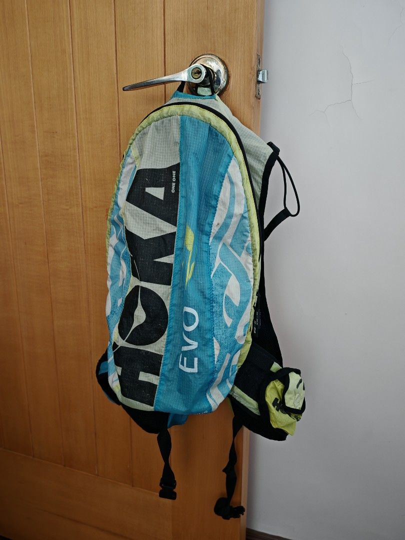 Backpack （分類：背包）位於 Hong Kong。 由 garden19 提交（商品編號 1334162563，圖片 4）。簡介： HOKA light weight backpack. Has some scratches. Has a mini hole on the outside surface. Many functional compartments.。