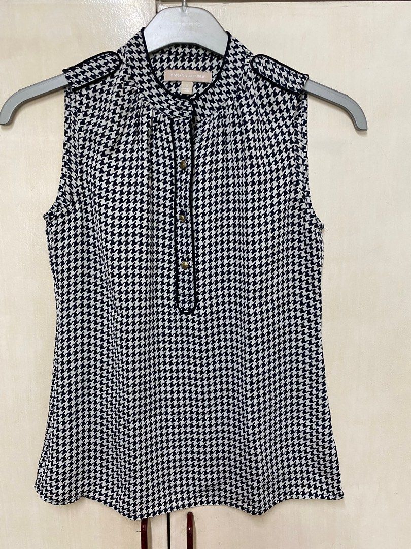 Banana Republic houndstooth sleeveless blouse (Category: Blouses) located in Quezon City. Submitted by deeclutteringfinds (Listing ID 1334029022, Image 1). Description: Superb quality!! Cool fabric on skin and very flattering cut. Fits S. Selling low bc I really need to declutter 🥹.