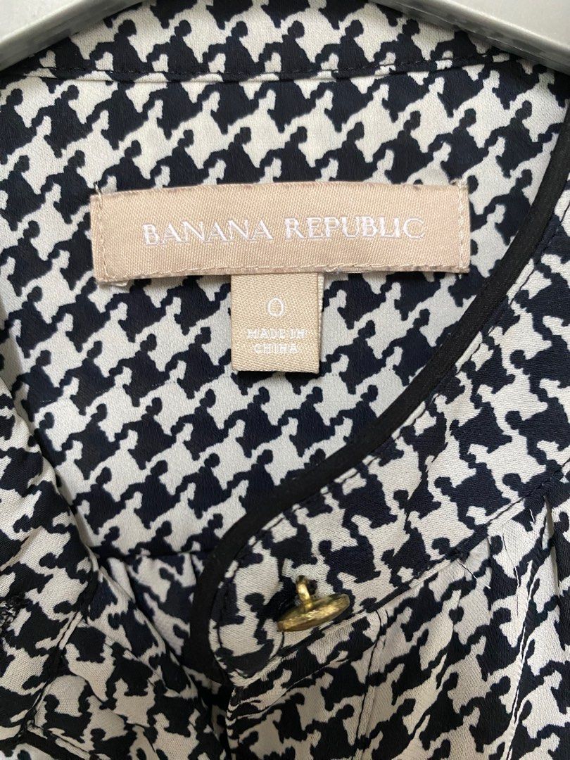 Banana Republic houndstooth sleeveless blouse (Category: Blouses) located in Quezon City. Submitted by deeclutteringfinds (Listing ID 1334029022, Image 2). Description: Superb quality!! Cool fabric on skin and very flattering cut. Fits S. Selling low bc I really need to declutter 🥹.