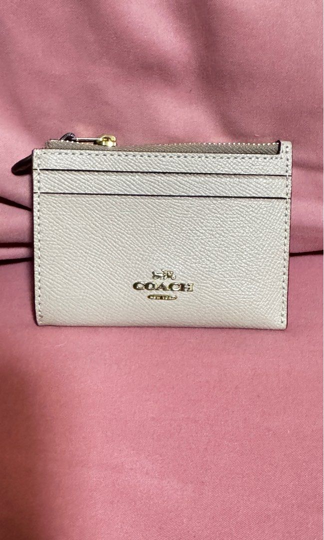 Coach card holder (Category: Luxury Bags & Wallets) located in Quezon City. Submitted by kmaeb (Listing ID 1334173998, Image 1). Description: RFS: declutterring.