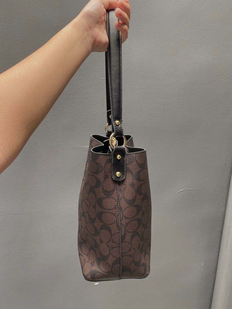 Coach Mollie Bucket Bag (Category: Luxury Bags & Wallets) located in Atimonan. Submitted by thrift.on (Listing ID 1334067530, Image 2). Description: KINDLY SEND A US MESSAGE IF YOU’RE INTERESTED..