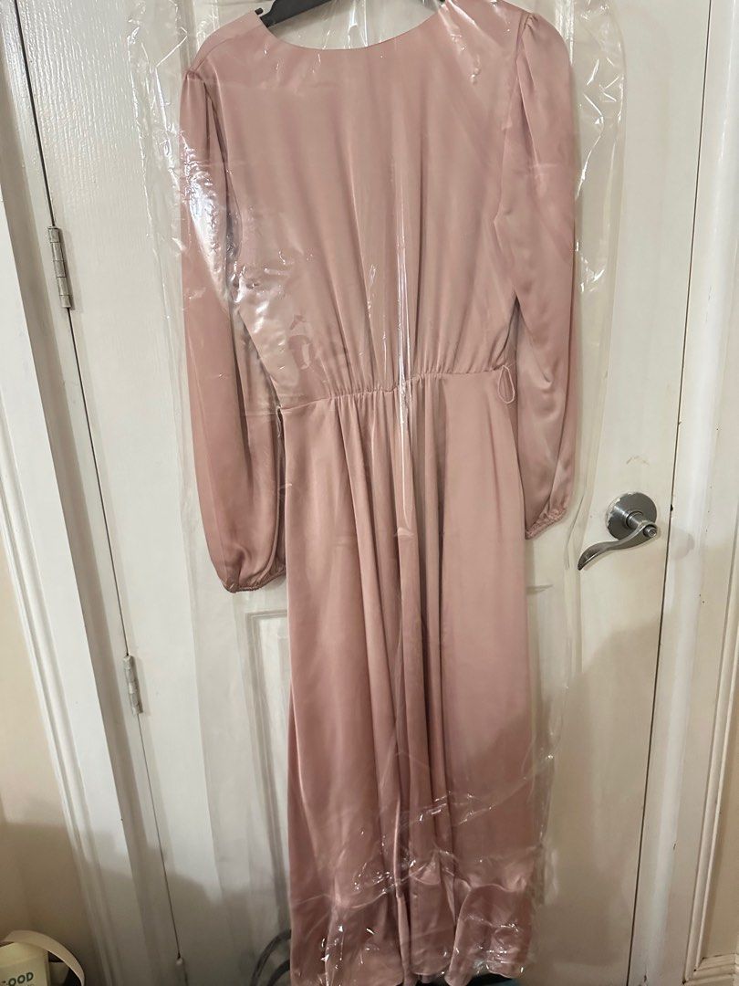 Evernew / Long Dress (Category: Dresses) located in Quezon City. Submitted by iambealim (Listing ID 1334113445, Image 2). Description: Used once.
