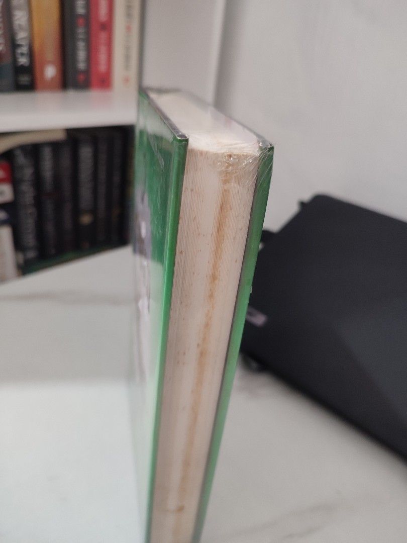 Forest of a Thousand Lanterns (Category: Storybooks) located in Pasig City. Submitted by Halinkaaaa (Listing ID 1334032566, Image 2). Description: Decluttering🍀 For courier delivery around Manila only. If outside Metro, kindly book for your own shipping..
