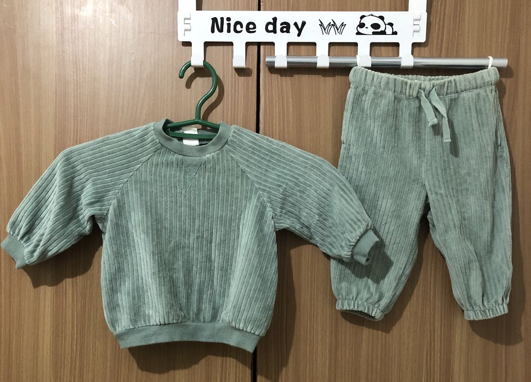 H&M 2-piece Velour Set - Green 4-6M (Category: Babies & Kids Fashion) located in Caloocan City. Submitted by loriebell (Listing ID 1334122628, Image 1). Description: H&M 2-piece Velour Set - Green 4-6M Just stored, not used. Location: Sauyo, Novaliches, Quezon City Meet up: UP Technohub Delivery: (fee c/o buyer) Lalamove or Grab Shipping: (fee c/o buyer) j&t Related Link: https://id.hm.com/id_en/2-piece-velour-set-1076183001.html.