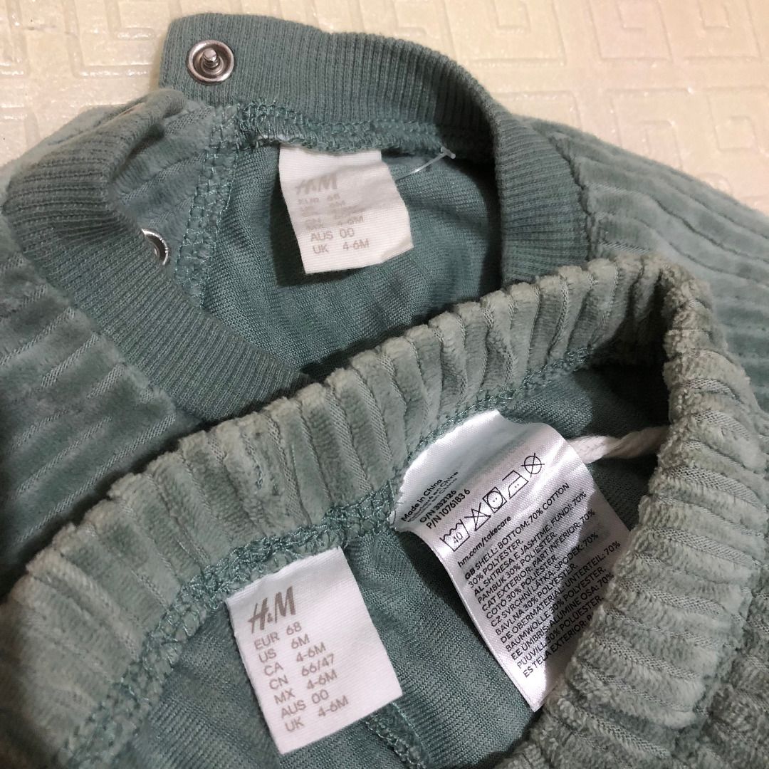 H&M 2-piece Velour Set - Green 4-6M (Category: Babies & Kids Fashion) located in Caloocan City. Submitted by loriebell (Listing ID 1334122628, Image 2). Description: H&M 2-piece Velour Set - Green 4-6M Just stored, not used. Location: Sauyo, Novaliches, Quezon City Meet up: UP Technohub Delivery: (fee c/o buyer) Lalamove or Grab Shipping: (fee c/o buyer) j&t Related Link: https://id.hm.com/id_en/2-piece-velour-set-1076183001.html.