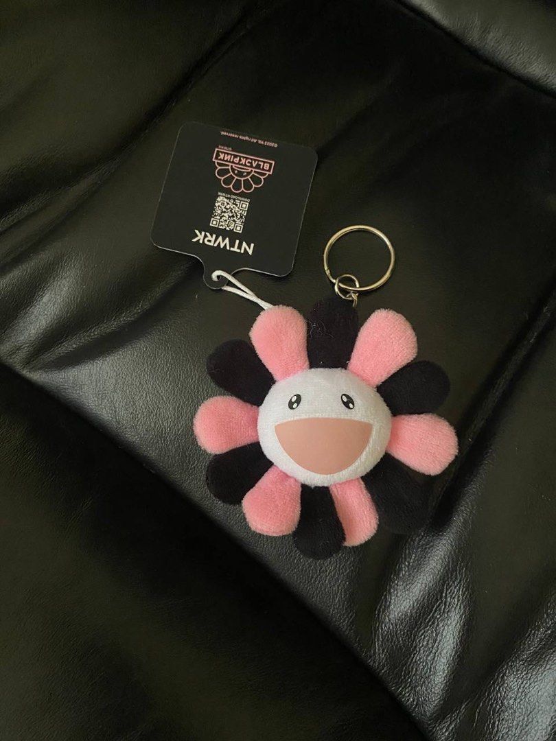 Limited edt Blackpink x Murakami charm keychain, Barang Mewah