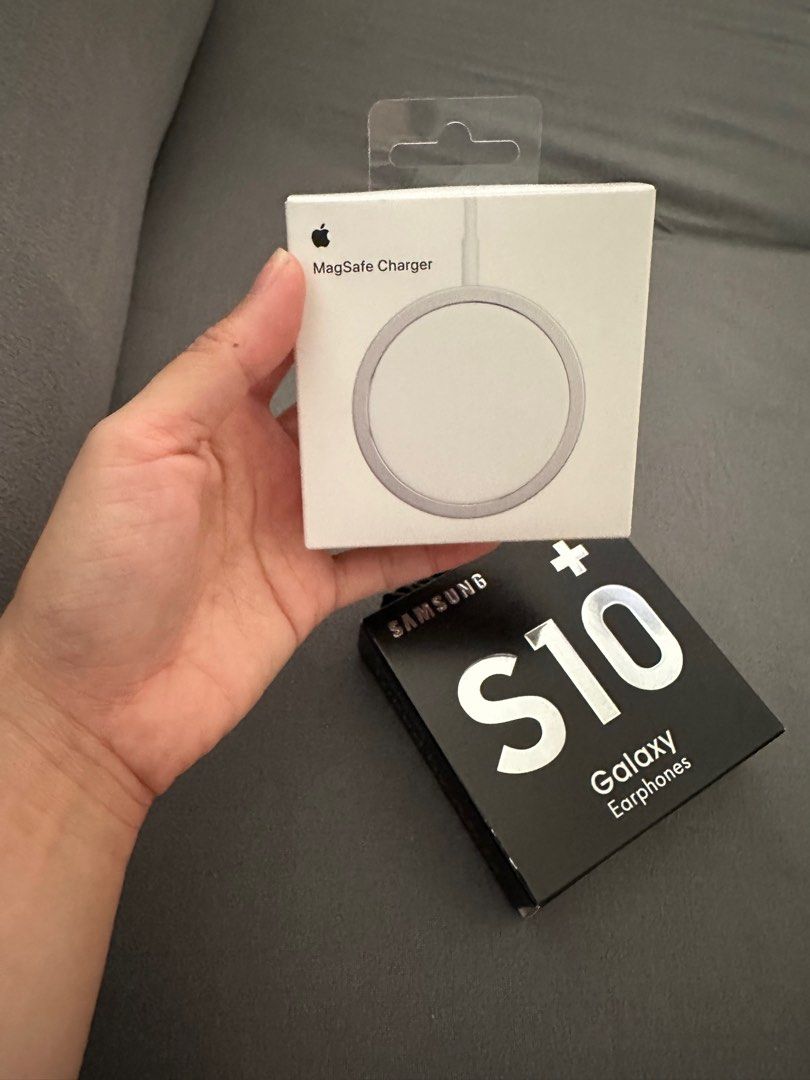MagSafe Charger (Category: Chargers) located in Manila. Submitted by declutterbytinnn (Listing ID 1334035122, Image 3). Description: Rfs: Prefer normal charger Use only once just to try Free samsung brandnew earphones.