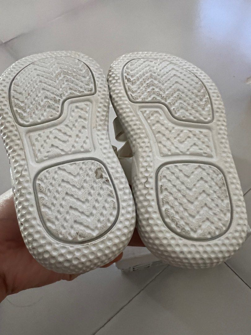Meet My Feet (Category: Babies & Kids Fashion) located in Minalin. Submitted by Bagnetcharon (Listing ID 1334058493, Image 2). Description: No flaws Bagong bago Ginamit lang to nung umattend ng binyag ung baby ko Just need cleaning 15cm.