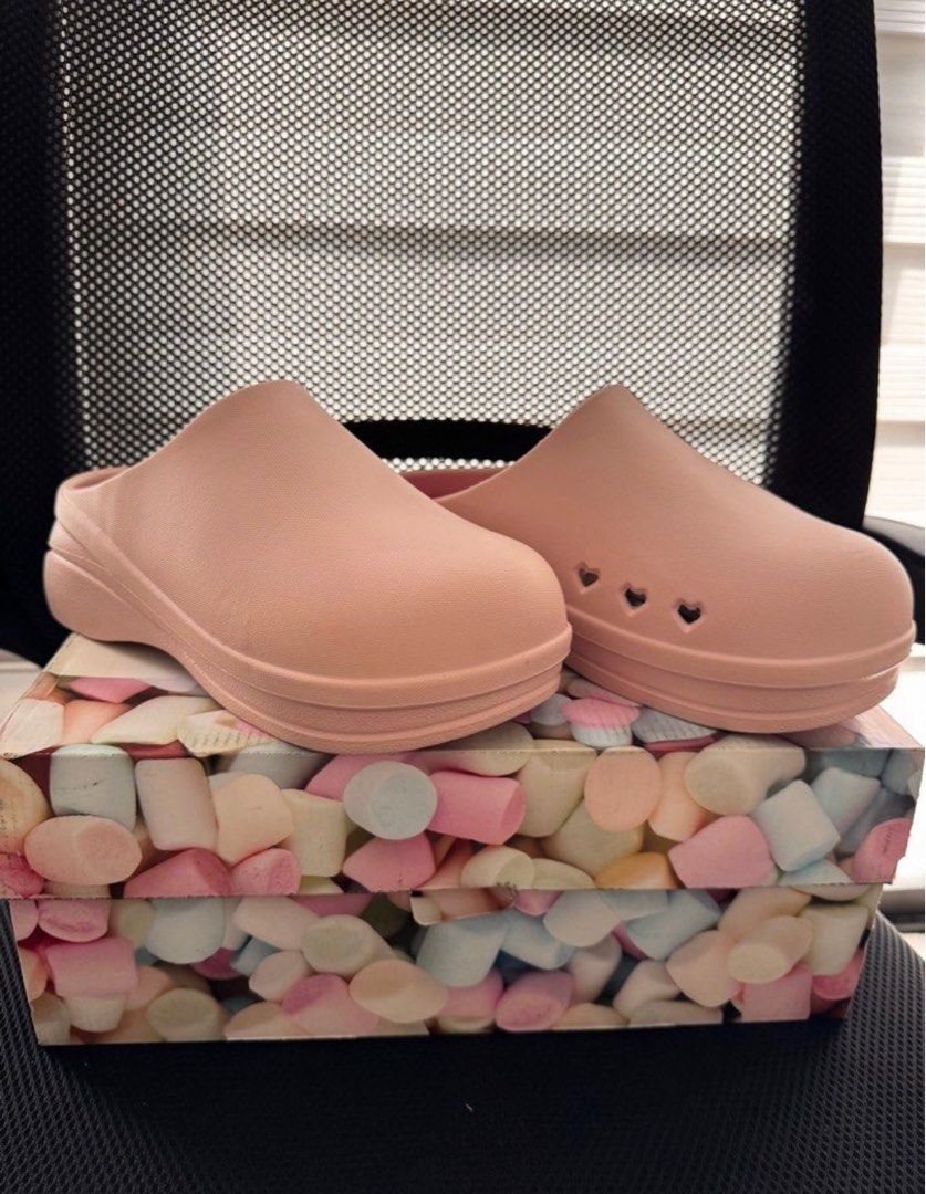 Monobo Marshmallow High (Category: Slippers and slides) located in Marikina City. Submitted by bbbiancsss (Listing ID 1334025907, Image 2). Description: Brand New Monobo Marshmallow High in Pink, Size 37 Bought in Bangkok. Payment via BPI Bank Transfer or Gcash..