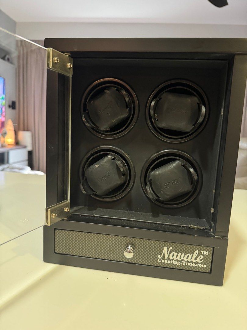 Navale watch winder outlet