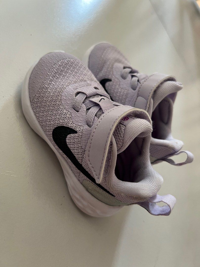 Nike Shoes (Category: Babies & Kids Fashion) located in Minalin. Submitted by Bagnetcharon (Listing ID 1334058098, Image 1). Description: Once lang nagamit No flaws - Bagong bago .