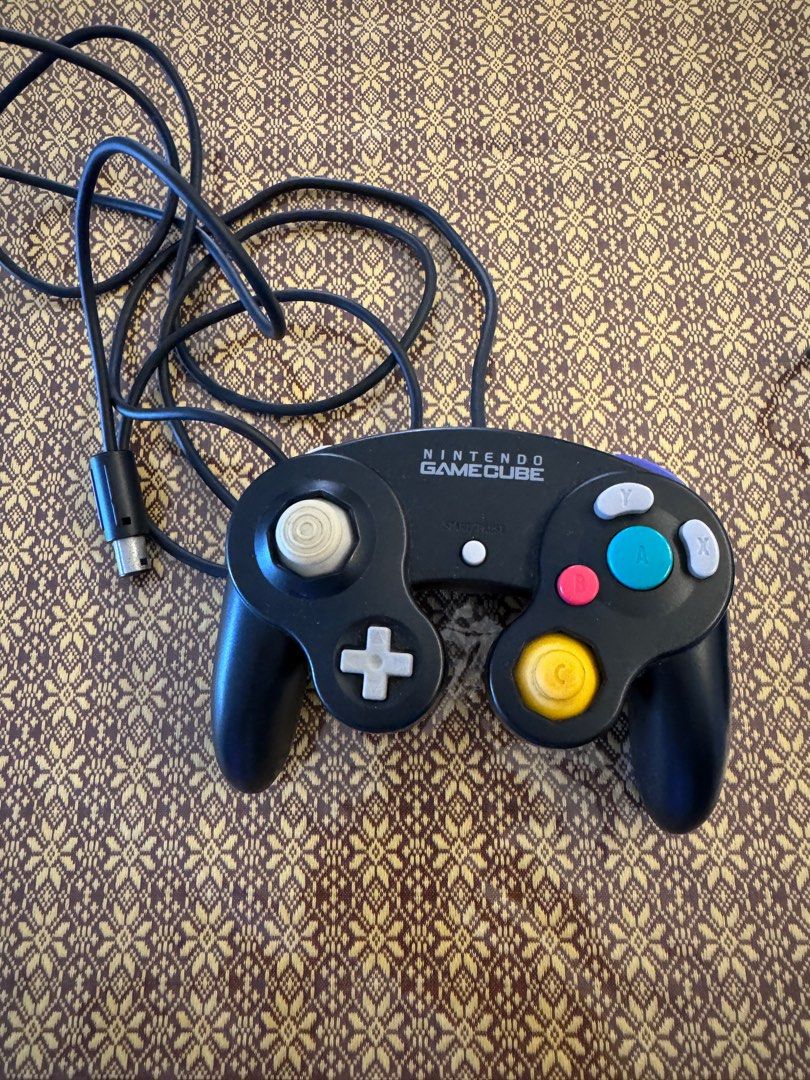 Nintendo controller (Category: Controllers) located in Singapore. Submitted by leena_chic (Listing ID 1334018186, Image 1). Description: .