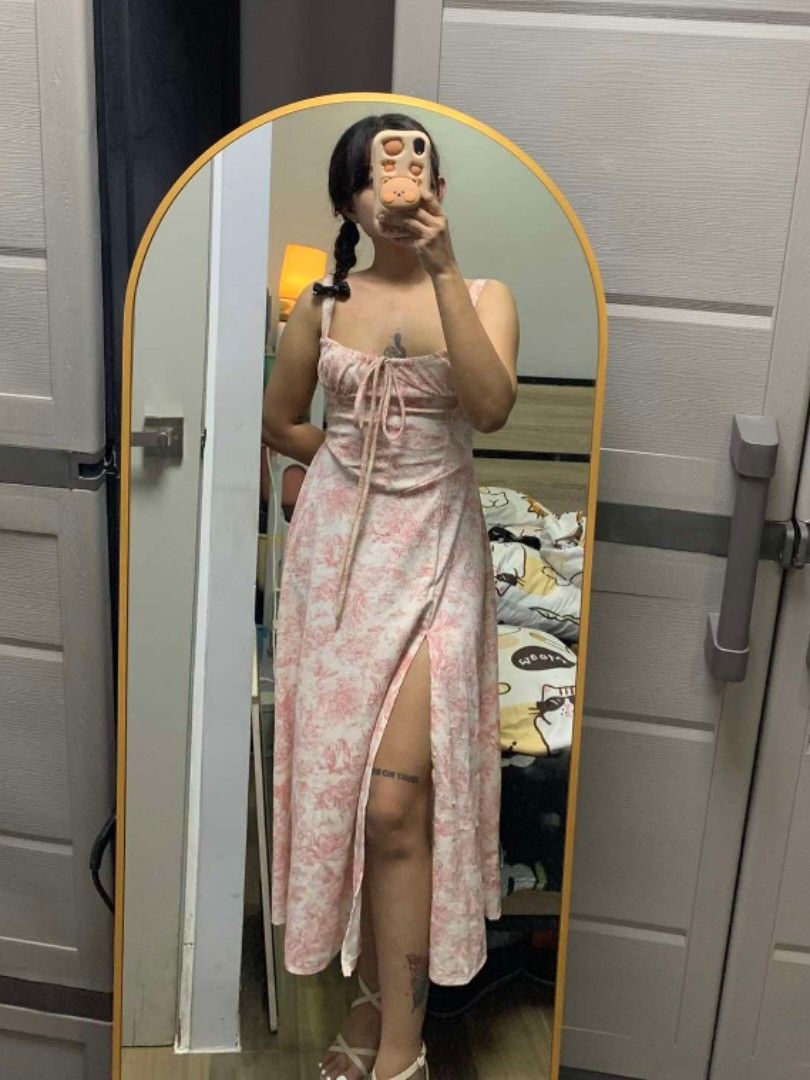 Pink floral dress (Category: Dresses) located in San Mateo. Submitted by abbyngottyyy (Listing ID 1334163475, Image 1). Description: .
