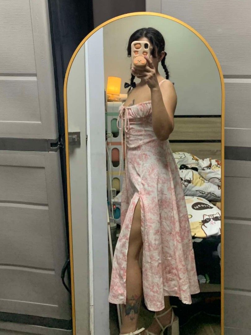 Pink floral dress (Category: Dresses) located in San Mateo. Submitted by abbyngottyyy (Listing ID 1334163475, Image 2). Description: .