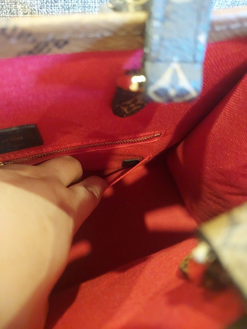 Pre-loved L V otg (Category: Luxury Bags & Wallets) located in Bulacan. Submitted by shoppevie_mkg (Listing ID 1334024695, Image 3). Description: japan pre loved L V otg mm size inclusion: box, dustbag & card no flaws, minimal sign of usage only. RFS: decluttering.