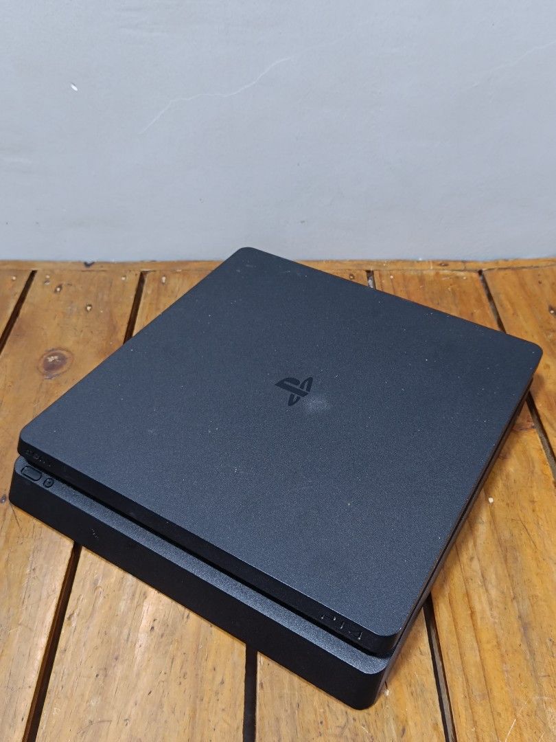 PS4 SLIM 500GB W/ 2 ORIG DS4 V2 CONTROLLERS AND 3 GAMES , Video Gaming