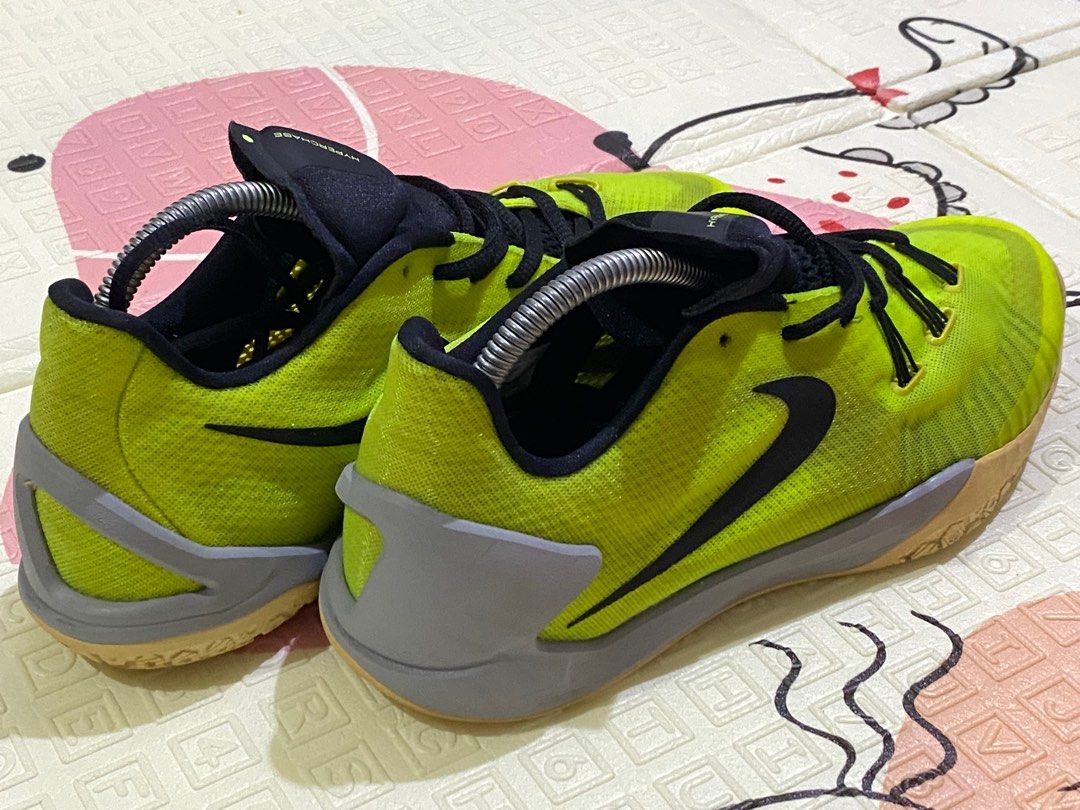 Sepatu Nike Hyperchase Volt