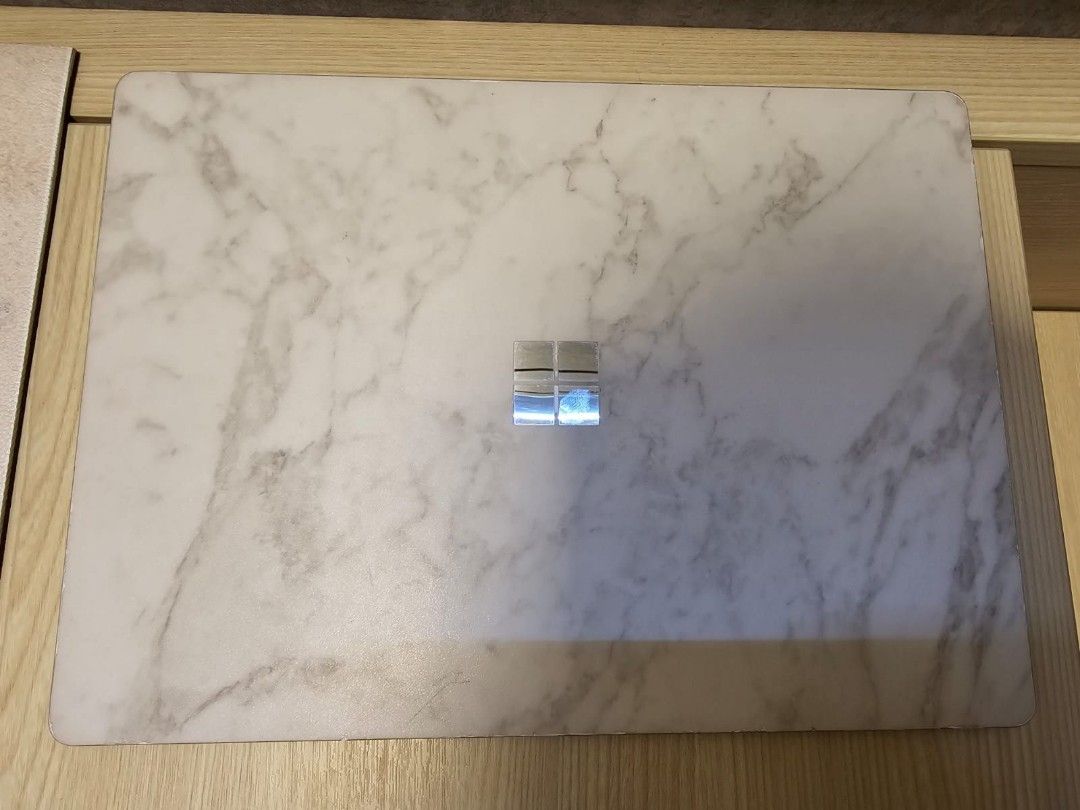Surface Laptop (第一代) （分類：手提電腦）位於 Hong Kong。 由 franciskong3 提交（商品編號 1334162522，圖片 1）。簡介： 有貼玻璃MON貼同雲石圖案的保護膜，新舊如圖，已factory reset，可以正常使用，RAM雖然少，但處理一般日常工作其實冇問題，好似APPLE咁。 Intel(R) Core(TM) i5-7200U CPU @ 2.50GHz 2.71 GHz 4.00 GB RAM 128GB ROM 64 位元作業系統 Windows 10 專業版。