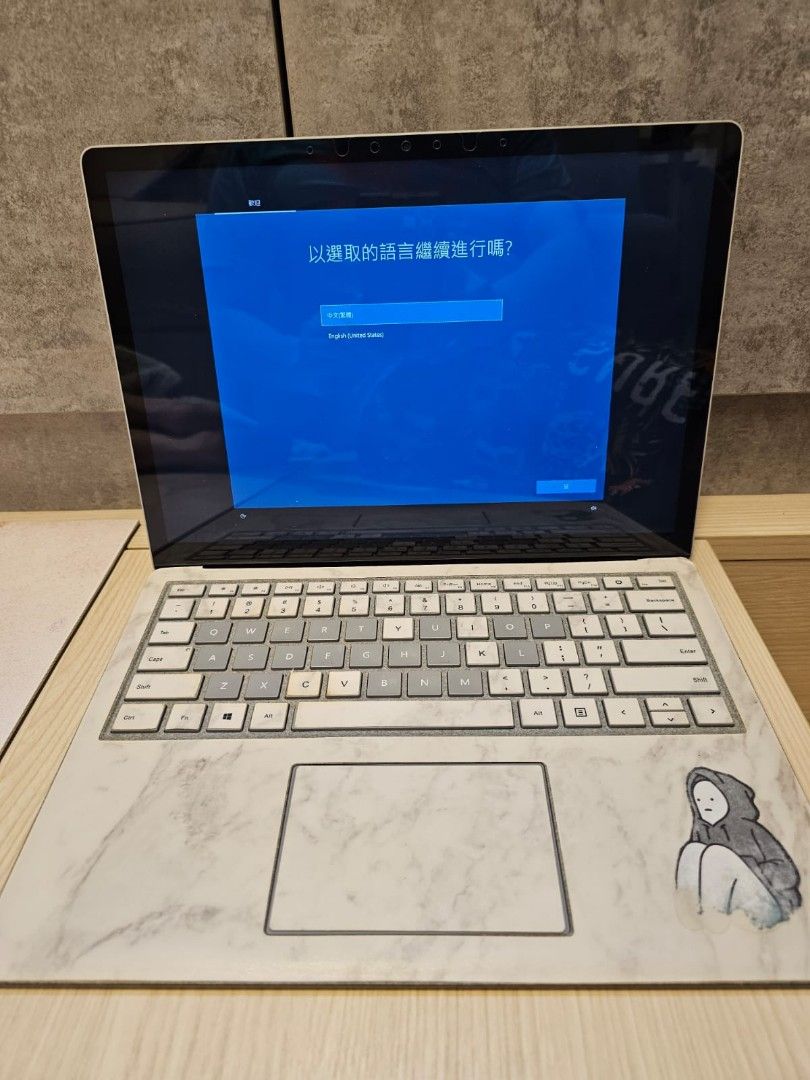 Surface Laptop (第一代) （分類：手提電腦）位於 Hong Kong。 由 franciskong3 提交（商品編號 1334162522，圖片 2）。簡介： 有貼玻璃MON貼同雲石圖案的保護膜，新舊如圖，已factory reset，可以正常使用，RAM雖然少，但處理一般日常工作其實冇問題，好似APPLE咁。 Intel(R) Core(TM) i5-7200U CPU @ 2.50GHz 2.71 GHz 4.00 GB RAM 128GB ROM 64 位元作業系統 Windows 10 專業版。