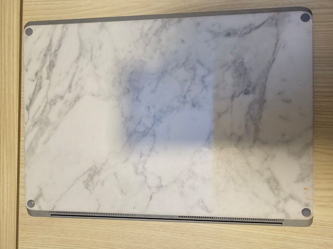 Surface Laptop (第一代) （分類：手提電腦）位於 Hong Kong。 由 franciskong3 提交（商品編號 1334162522，圖片 3）。簡介： 有貼玻璃MON貼同雲石圖案的保護膜，新舊如圖，已factory reset，可以正常使用，RAM雖然少，但處理一般日常工作其實冇問題，好似APPLE咁。 Intel(R) Core(TM) i5-7200U CPU @ 2.50GHz 2.71 GHz 4.00 GB RAM 128GB ROM 64 位元作業系統 Windows 10 專業版。