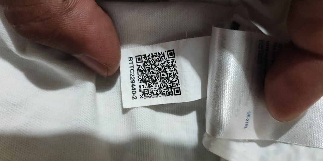 TOMMY HILFIGER (Category: Tshirts & Polo Shirts ) located in Taguig. Submitted by adejesus21 (Listing ID 1334124765, Image 3). Description: 100% AUTHENTIC TOMMY HILFIGER SCRIPT SIZE MEDIUM ON TAG DIMENSION - 21 WIDTH 28 LENGHT COLOR - WHITE CONDITION - EXCELLENT TO NEW 9.7/10 PRICE - P1,149 SHIPPED LOCATION - TAGUIG MODE OF PAYMENT - GCASH / METROBANK.