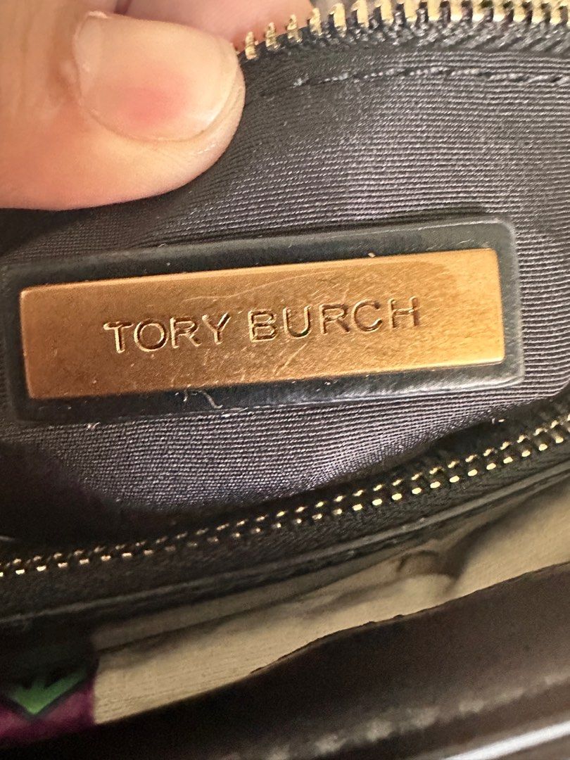 Tory Burch convertible bag (Category: Luxury Bags & Wallets) located in Quezon City. Submitted by JFSCloset (Listing ID 1334085874, Image 3). Description: 📍SALE📍 NGA Bought from seller selling korean preloved bags No flaws With dustbag Rfs: decluttering too many bags .