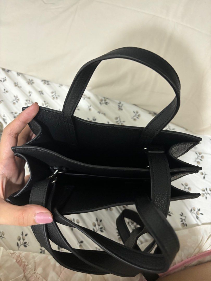 uniqlo bag (Category: Cross-body Bags) located in Paranaque City. Submitted by coconati (Listing ID 1334112327, Image 3). Description: - super brand new - rfs: not my style 😅 - mop: gcash.