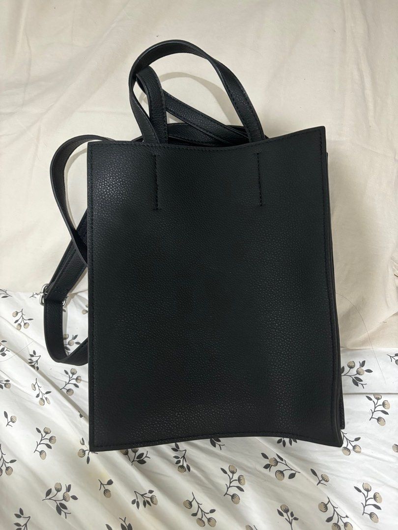 uniqlo bag (Category: Cross-body Bags) located in Paranaque City. Submitted by coconati (Listing ID 1334112327, Image 1). Description: - super brand new - rfs: not my style 😅 - mop: gcash.