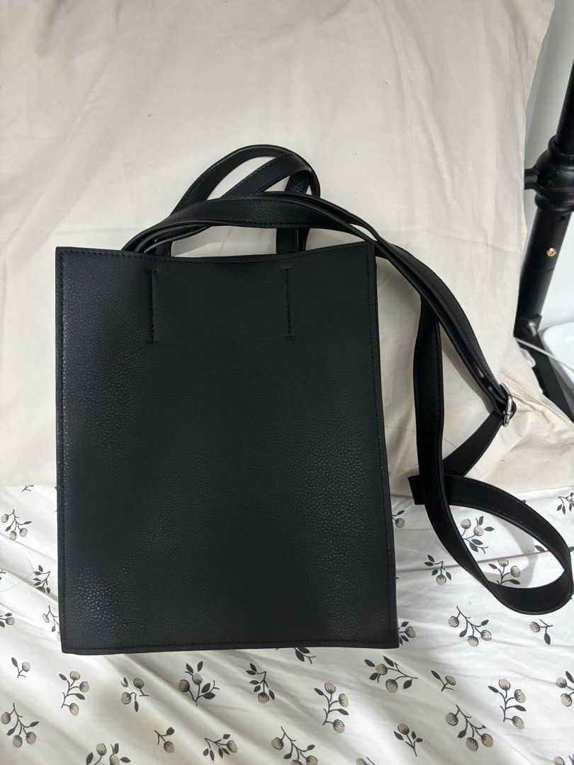 uniqlo bag (Category: Cross-body Bags) located in Paranaque City. Submitted by coconati (Listing ID 1334112327, Image 2). Description: - super brand new - rfs: not my style 😅 - mop: gcash.