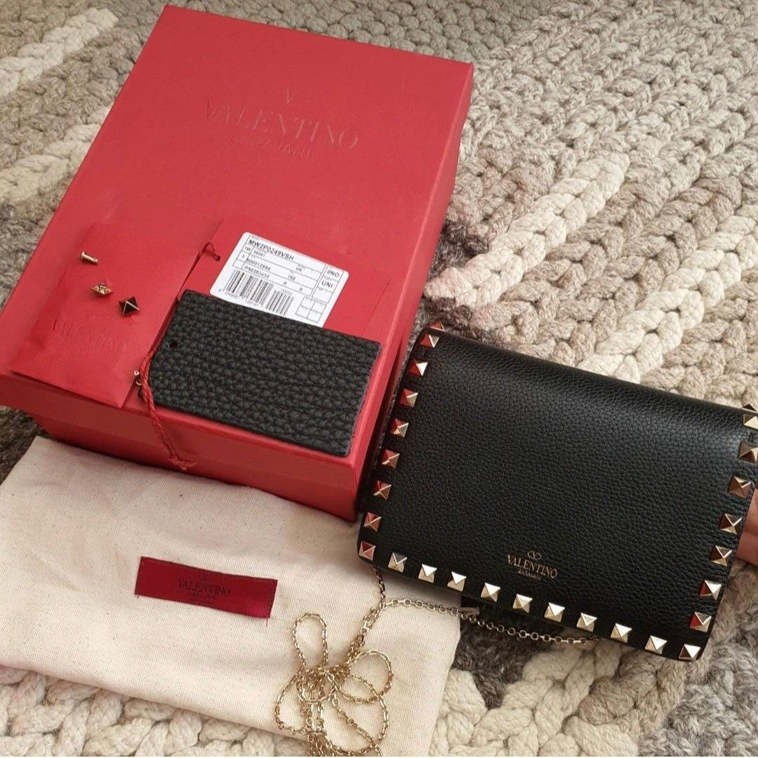 100% Authentic Valentino rockstud mini chain bag clutch (Category: Luxury Bags & Wallets) located in Las Pinas. Submitted by halo_muse (Listing ID 1337248041, Image 1). Description: 100% Authentic valentino rockstud mini chain bag Like new condition complete set (comes with dust bag, box, tag, spare stud, sample leather) same as picture Last price please!! lower price ignore.