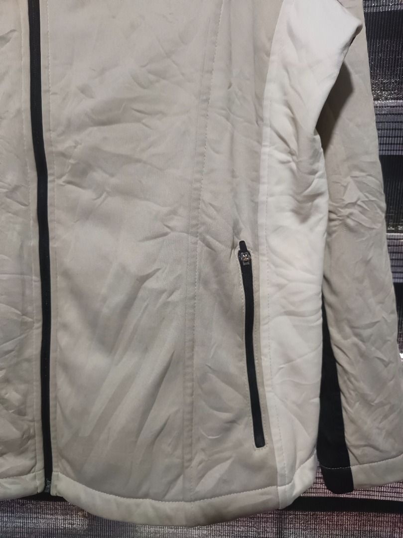 Brandwear Activewear Jacket (Category: Activewear) located in Imus. Submitted by thrift.maulas (Listing ID 1337240136, Image 3). Description: -Size: L on tag • 22.5" pit to pit • 27" collar to hem -Condition : Very Good Condition -Needs Wash -Issue none -Color Rate: 9.5/10 Please check before purchase . -please view all of the pictures. They will serve as the best description as to overall condition -Offer me with your best and reasonable price. 